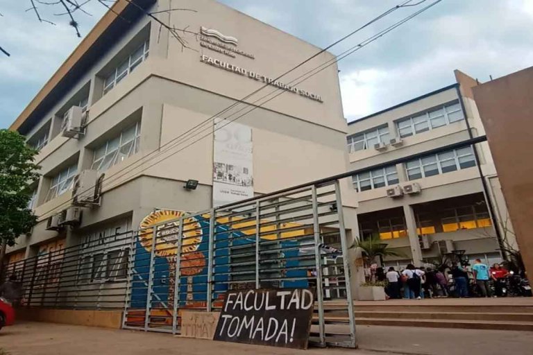 Facultad de Paraná fue tomada por estudiantes