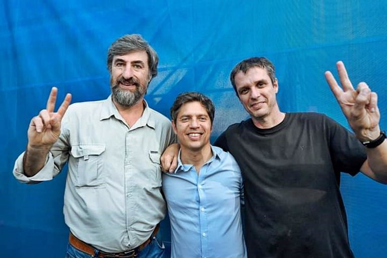 BUSCANDO SU LUGAR… Giano y Cresto junto a Kicilfof en el acto por el Día de la Lealtad