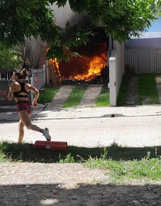 Conmoción en el centro de Federación: voraz incendio consumió una pinturería y dejó pérdidas totales