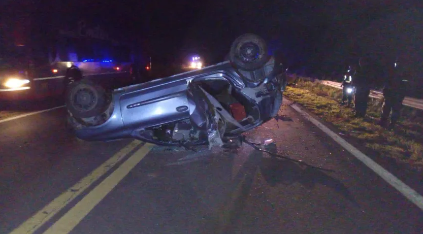 TELÉFONO PARA PELUCA: Un bache sobre la ruta 14 ocasionó el violento vuelco de un auto