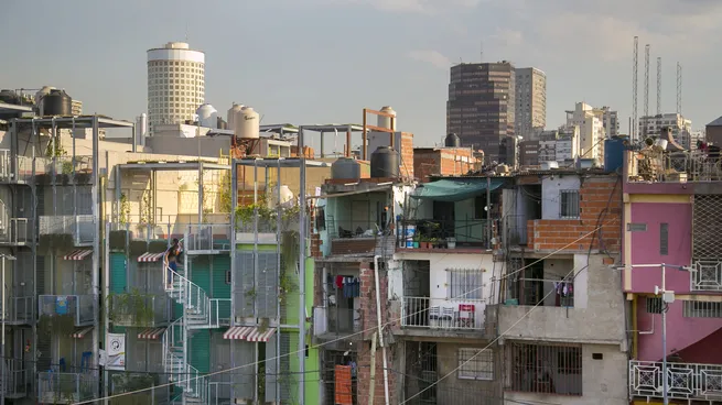 La pobreza bajó y perforó el 40% en el segundo semestre de 2024: afectó a casi 18 millones de argentinos