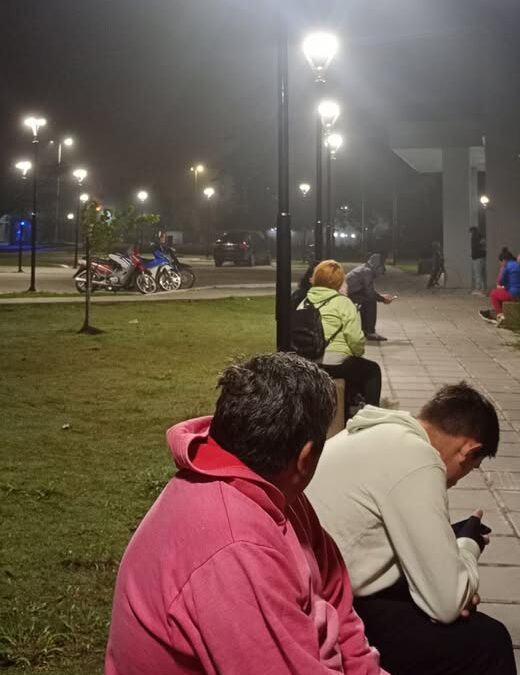 HORAS DE ESPERA EN LA MADRUGADA Y BAJÓ LA LLUVIA PARA LOGRAR UN TURNO EN EL HOSPITAL SAN JOSÉ