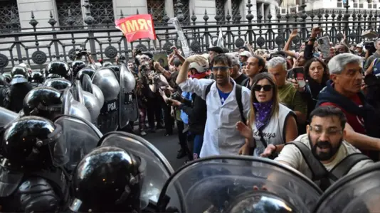 Un juez le ordenó a Patricia Bullrich que se «abstenga de intervenir en la protesta» de los jubilados