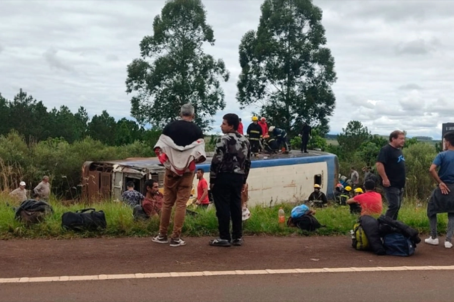 Tragedia en Ruta 14: al menos ocho muertos y diez heridos por vuelco de un colectivo en Misiones