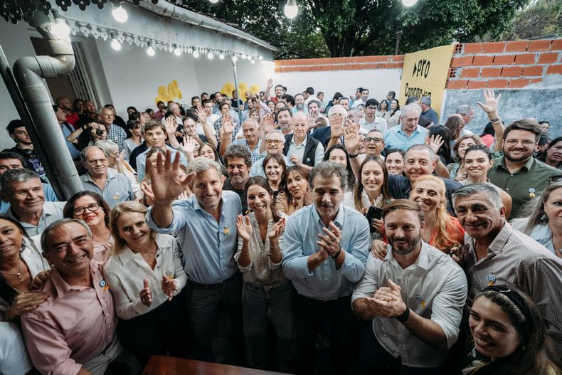CUANDO EL PRO VA CON TENDENCIA A DESAPARECER, FRIGERIO Y AZCUE INAUGURAN UN LOCAL DE ESE PARTIDO