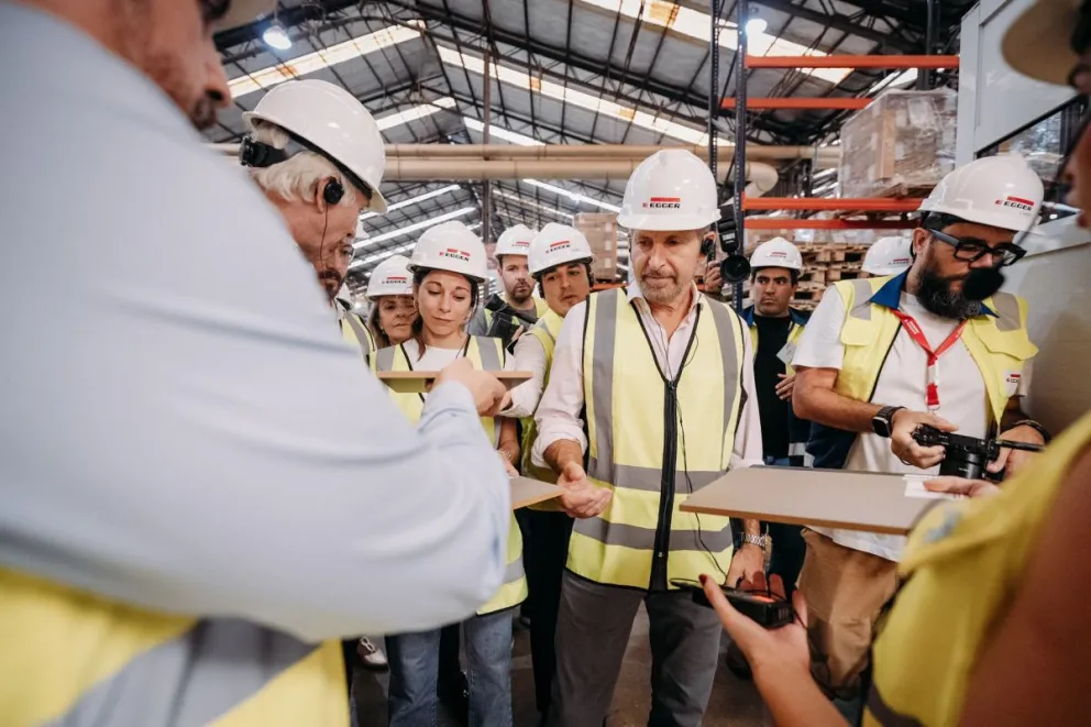Frigerio participó de la inauguración de una nueva línea de molduras en la empresa Egger