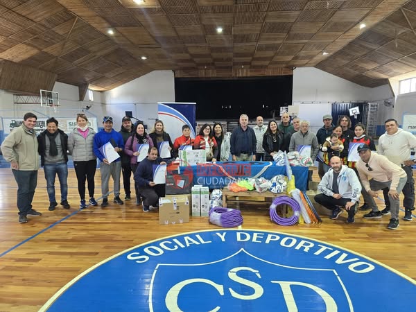 PAPÁ NOEL DE CTM LLEGÓ AHORA CON tortugas de iluminación, aros, pecheras de entrenamiento, y pelotas de fútbol, vóley y básquet, libros, diccionarios, mapa mural y laminas de anotomía