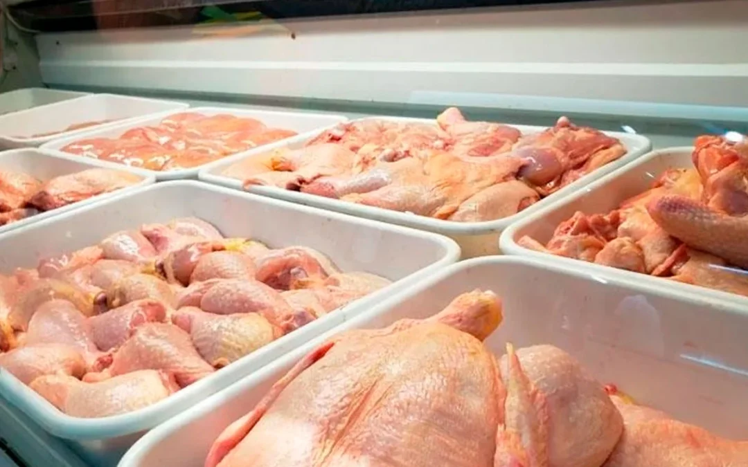 El pollo desplaza a la carne en la dieta en de los argentinos y el mayor motivo es el precio