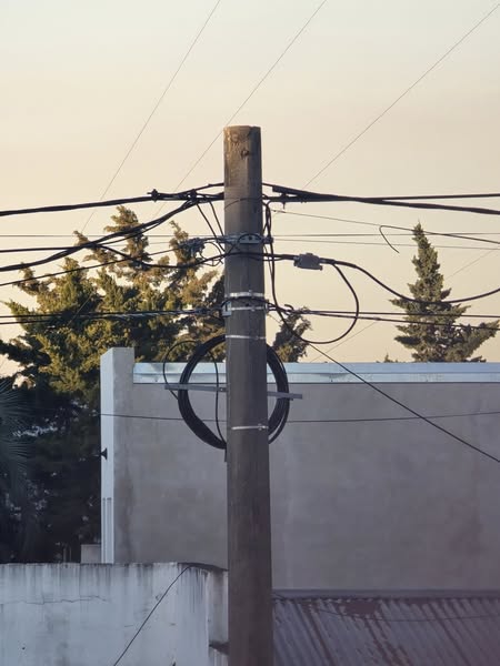 AL MENOS NO ESTAMOS SOLOS EN EL RECLAMO DE UNA CIUDAD SIN POSTES NI CABLES