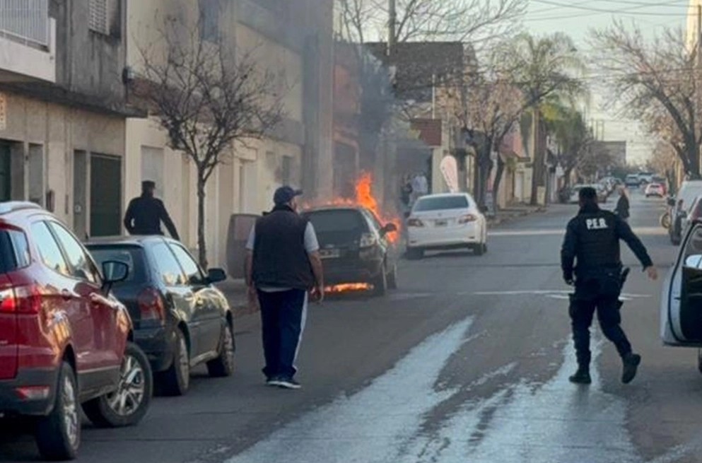 Un automóvil se prendió fuego en pleno centro de Concordia