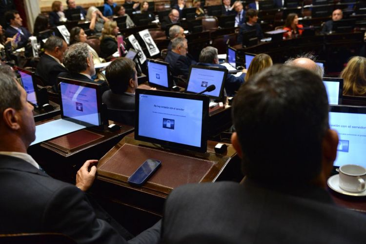 Los senadores de Frigerio se ausentaron en el Senado