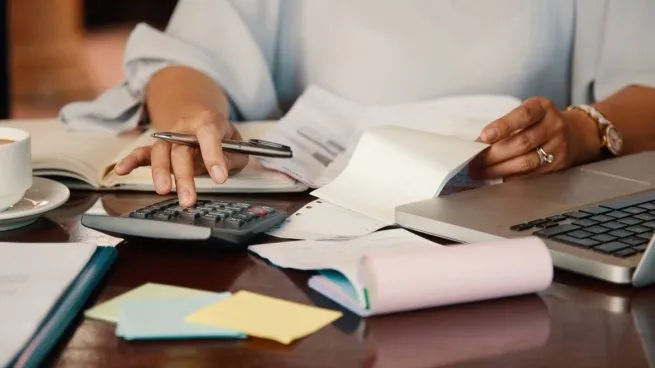 La morosidad creciente en tarjetas pone en alerta a las acciones de los bancos