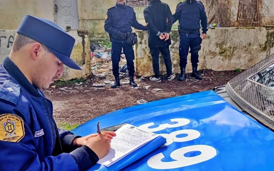 Un depravado se estaba masturbando en plena vía pública de Concordia y terminó detenido