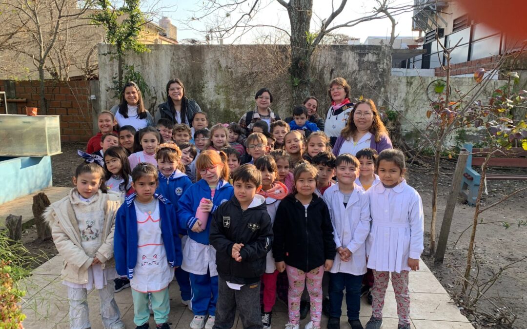 Hoy, alumnos y docentes de la Esc. N° 64 José Hernández visitaron el MAF, los gurises pudieron interactuar con cada uno de los animales, conociendo las especies y pudiendo comprobar que la convivencia es posible.