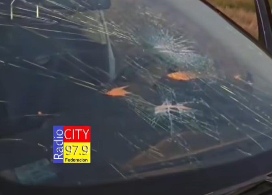 Brutal ataque en Federación: cinco policías heridos y patrulleros destrozados, el ministro Roncaglia apunta contra la Justicia local