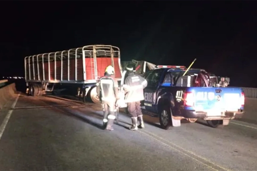 Grave choque en el puente Victoria – Rosario dejó heridos y un toro embistió a una adolescente que auxiliaba