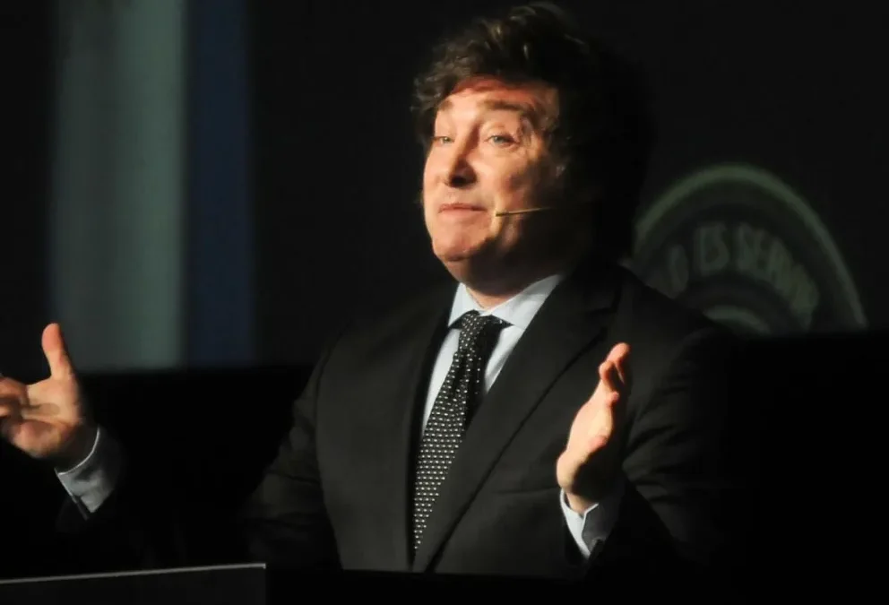 Javier Milei llegó al poder prometiendo erradicar la «corrupción estructural» que atribuía al kirchnerismo. Sin embargo, en menos de dos años de gestión, su gobierno ha estado marcado por una serie de escándalos que ponen en duda su compromiso con la transparencia.