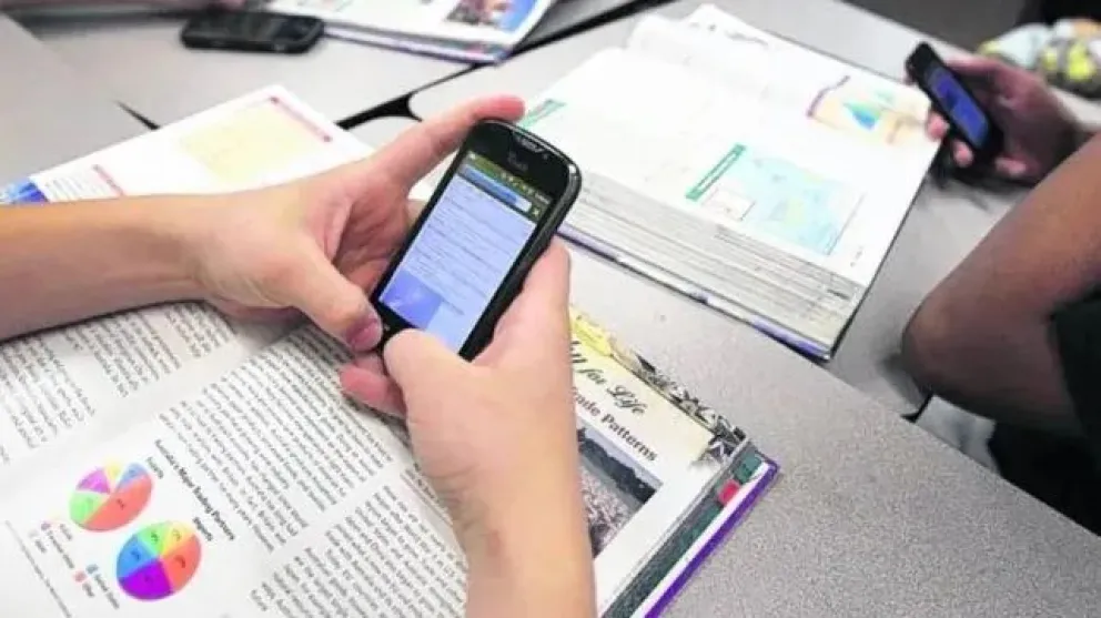 LIBERTARIOS TERMINAN SIENDO LOS PRINCIPALES PROHIBIDORES: Proponen prohibir el uso de celulares en las aulas para mejorar el aprendizaje en Entre Ríos