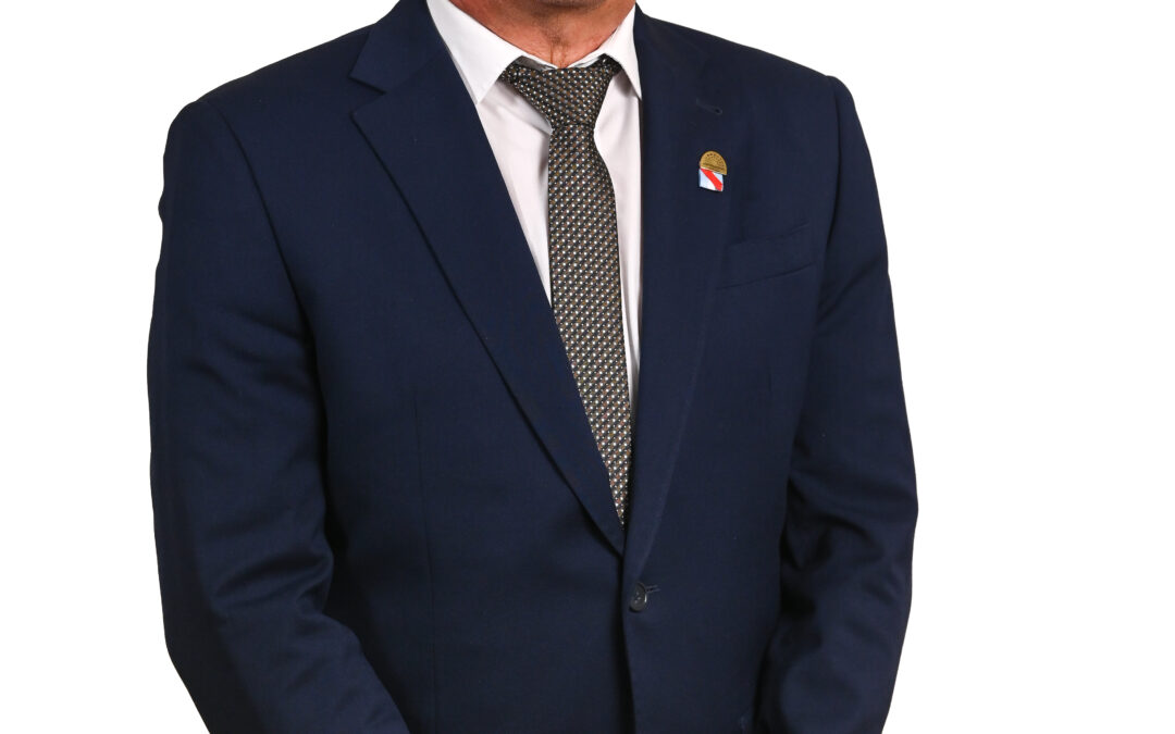 RUBÉN RASTELLI CON EL TRAJE DE CANDIDATO