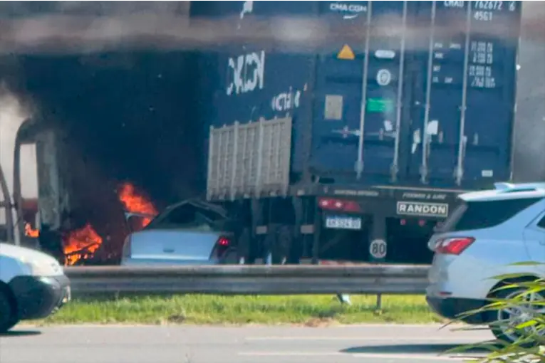 Cinco muertos tras choque fatal entre camiones y un auto sobre Ruta 9 en Buenos Aires