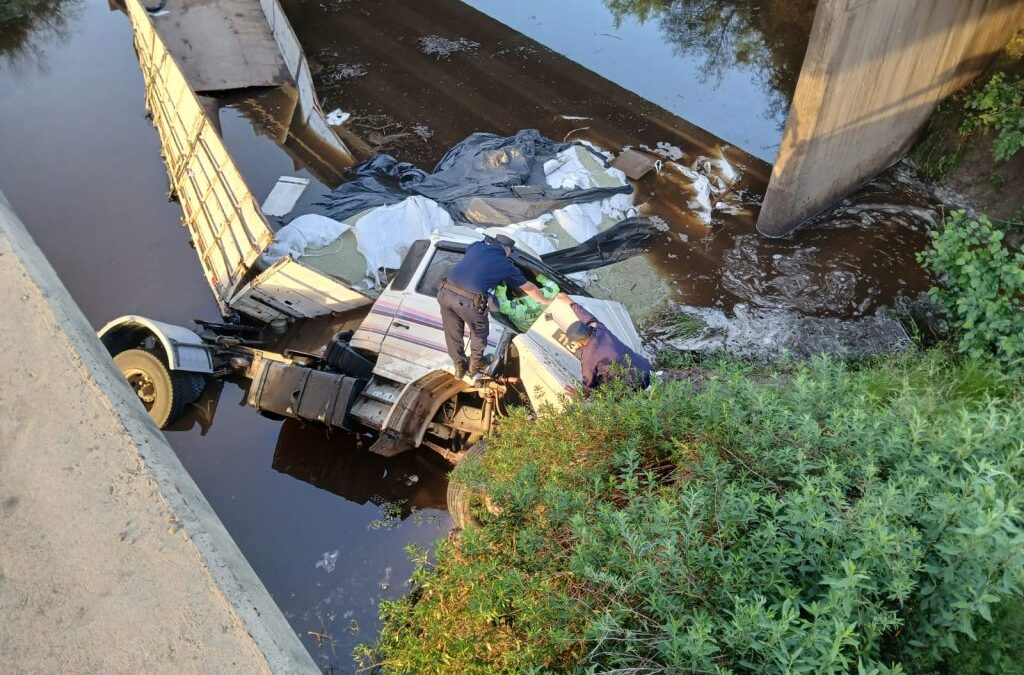 Impresionante accidente en la autovía al sur de Concordia: un camión cayó debajo de un puente