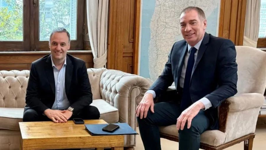 El Gobierno dividirá la Secretaría de Scioli -aunque este seguirá cobrando- para darle más poder a Adorni y Santilli