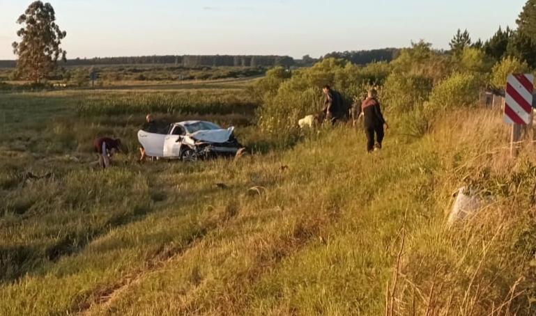 Cuatro personas resultaron heridas tras el vuelco de un auto cerca de Colonia Alemana