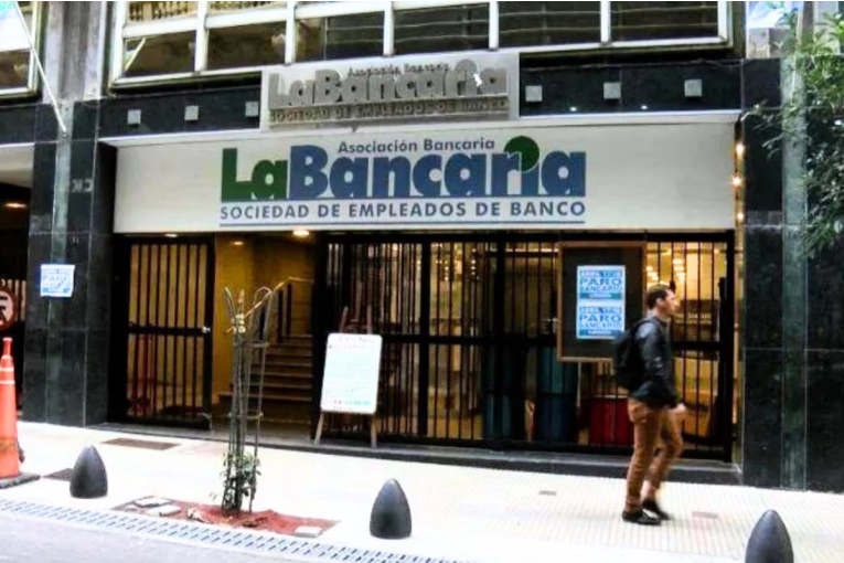 Aumento salarial bancario: el sueldo inicial supera los $1,9 millones en octubre