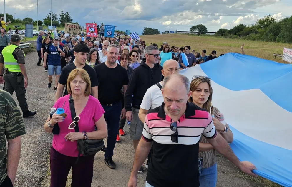 Colón marchó hacia el Puente Internacional por la no instalación de HIF Global en Paysandú