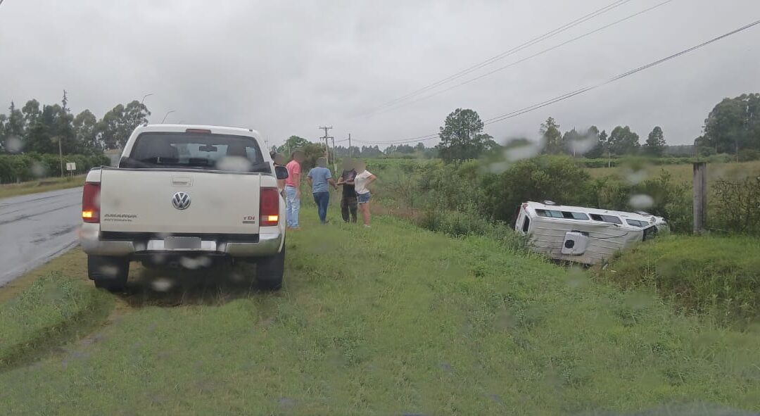 VECINO DE FEDERACIÓN DEJÓ SU COMBI EN UN CHAPISTA DE CHAJARÍ Y ESTE SE FUE DE VACACIONES Y LA VOLCÓ