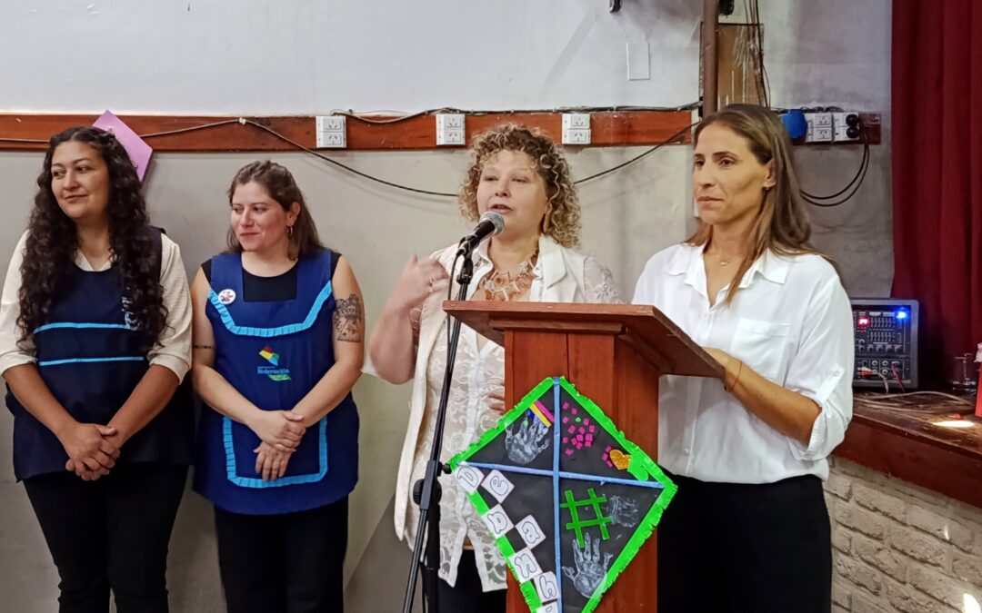 ENTREGA DE CARPETAS A LOS CHICOS DE LOS JARDINES MUNICIPALES
