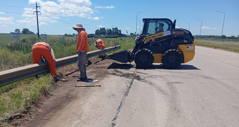 REGRESÓ EL PEAJE EN LA RUTA 14 Y LOS JUSTIFICAN CON ALGUNOS TRABAJOS: Cortan el pasto y limpian en zonas de Colón y Federación