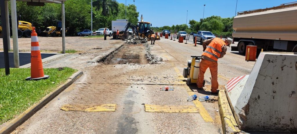Tímidamente se realizan trabajos de mantenimiento en la Autovía del Mercosur