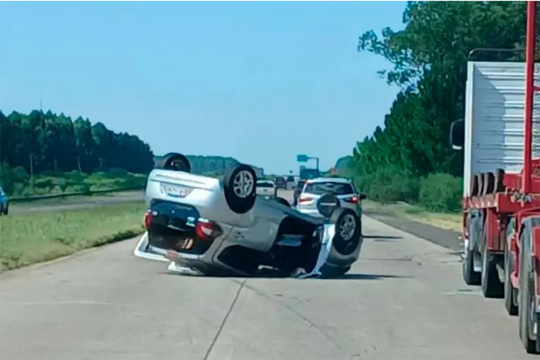 Un conductor perdió el control del auto y volcó en la Autovía Artigas