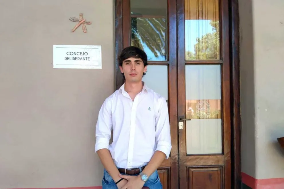 SE LE COMPLICA AL INTENDENTE DE COLÓN, ÉL QUE SE FUE DE VACACIONES EN AUTO OFICIAL Y CON «LA NUESTRA»