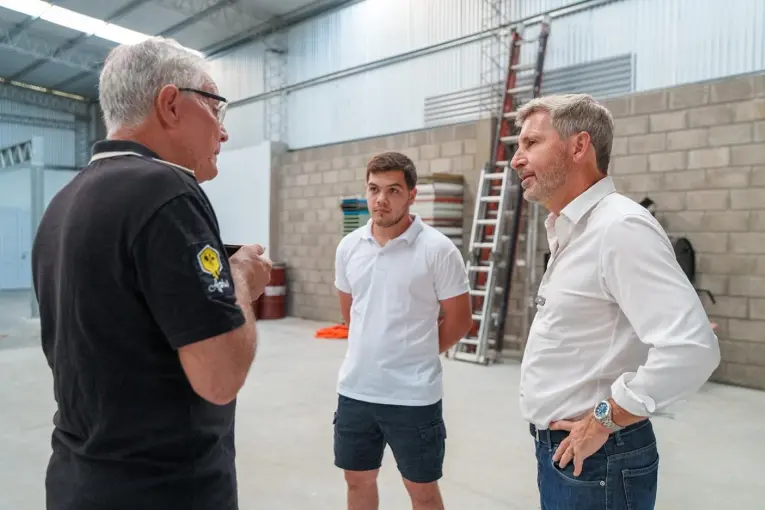 Frigerio visitó una planta de extracción y procesamiento de miel en Concepción del Uruguay