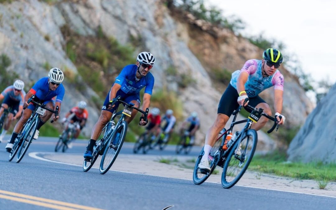 A LA ALTURA DE LA ÉLITE: MAXI GONZÁLEZ CORRIÓ EN UNA ETAPA DEL TOUR DE FRANCE