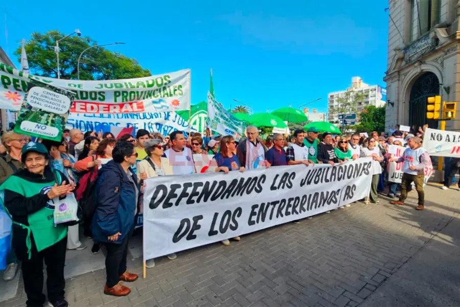 La Multisectorial en Defensa de la Caja se movilizó en contra de la reforma previsional