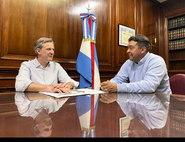 Miguel Cattani en reunión con el Senador Nacional Adán Bahl.