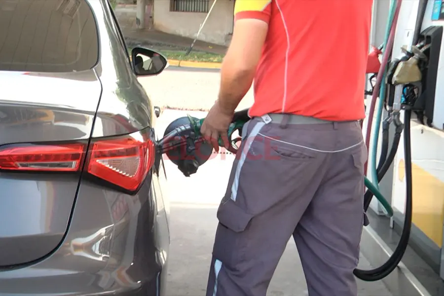 Afirman que la nafta no bajará, pese a la abrupta baja en el precio global del crudo