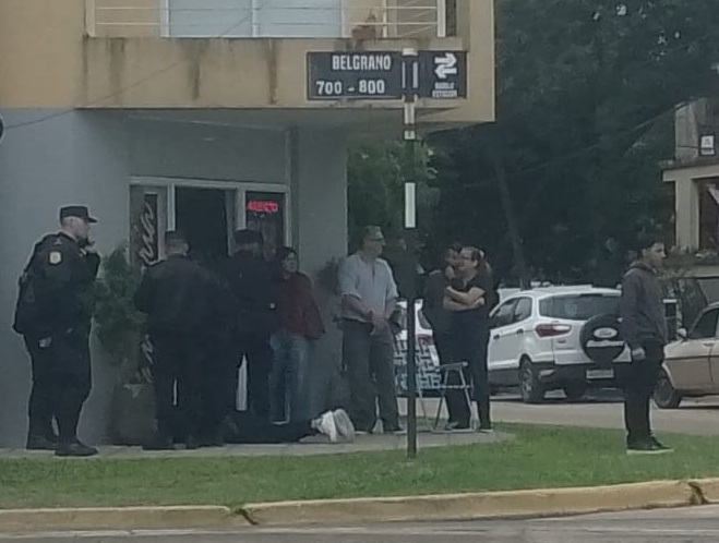 Estafó a una mujer por más de 11 mil dólares y fue detenido, a pocos metros, por un funcionario de Prefectura