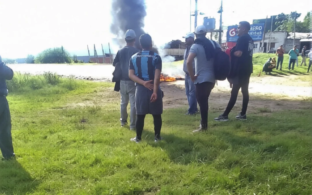 Trabajadores de la firma citrícola Salerno protestaron en uno de los accesos a Concordia