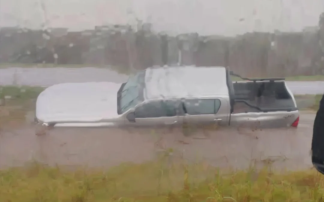 Ruta 18: Perdió el control de su camioneta y despistó en pleno temporal