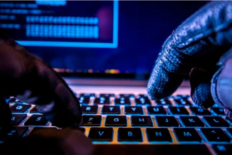 Vaciaron sus cuentas tras estafa digital, demandó al banco y ordenaron pagarle siete veces lo que le robaron