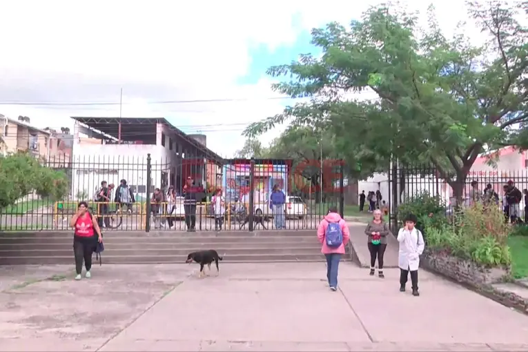 PARANÁ: Preocupación por balaceras en horario escolar: “Los chicos se tiran el piso y empiezan a rezar”