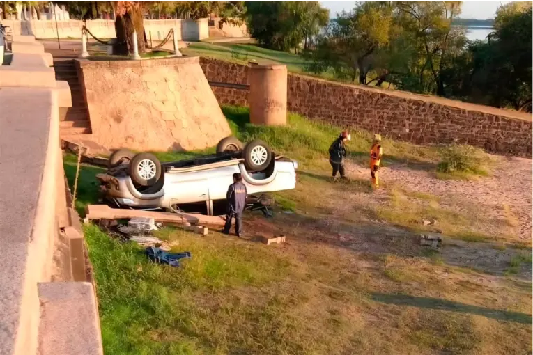 Una camioneta cayó al vacío desde la costanera de Colón: el conductor adujo que pretendió esquivar un peatón