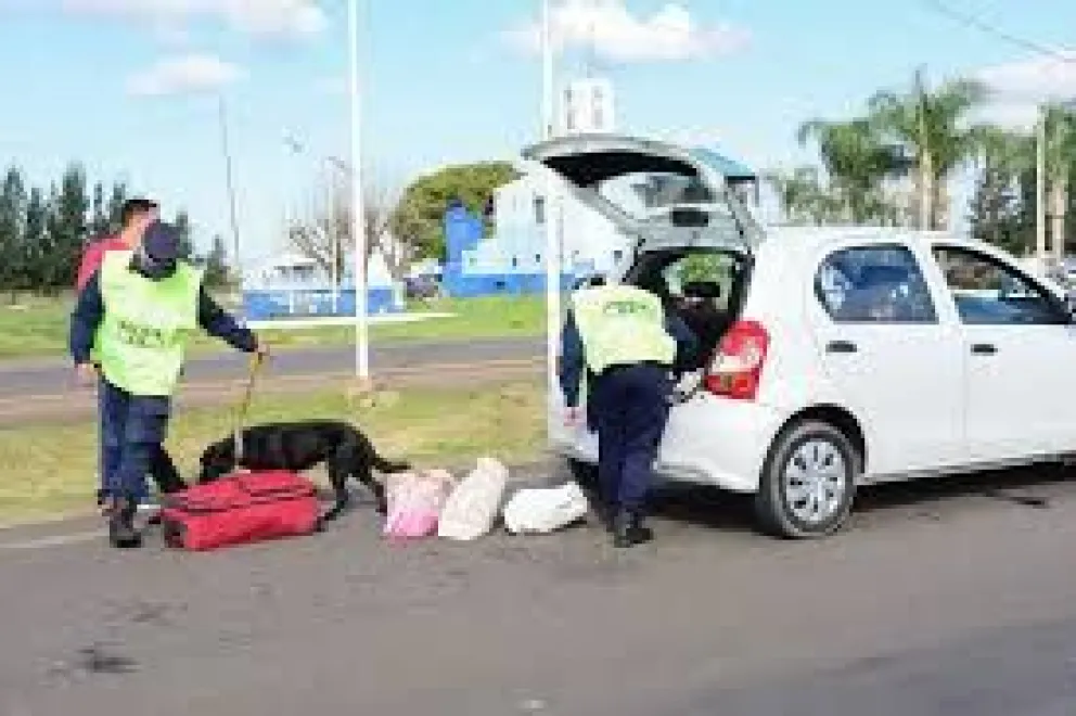 Un notorio estado de nerviosismo delató a una pareja que transportaban por Entre Ríos cinco kilos de cocaína en un auto