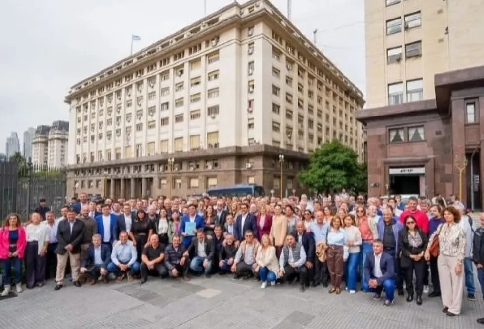 TELÉFONO: Intendentes de todo el país marcharon al Ministerio de Economía por fondos y obras paralizadas