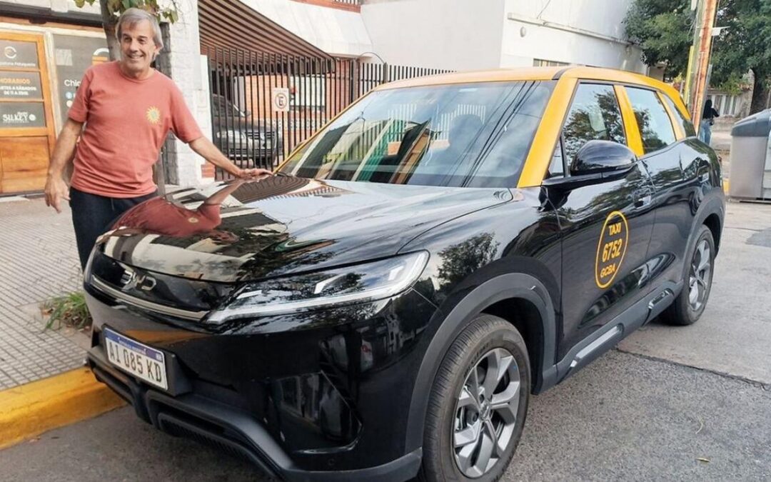 Chofer con el primer taxi eléctrico: «No piso más una estación de servicio»