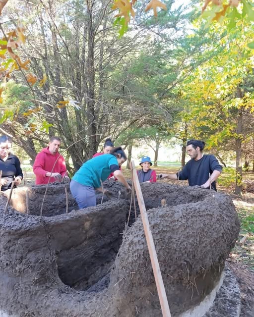 EN VILLA ELISA ESTAN CONSTRUYENDO UNA CASA DE HORNERO EN LA ESTANCIA MUSEO EL PORVENIR